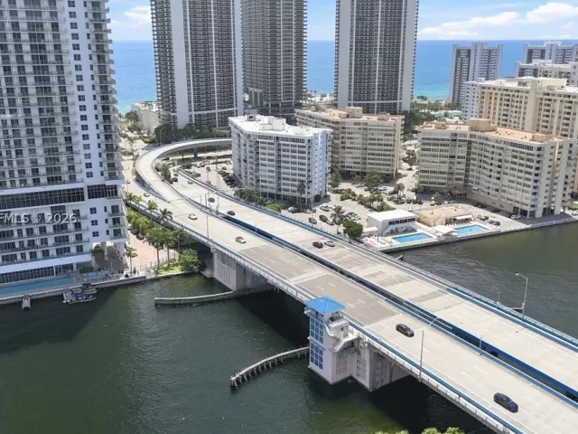 2-bedroom condo for sale in Hollywood - 4010 S Ocean Dr T3909 - MondialRealty