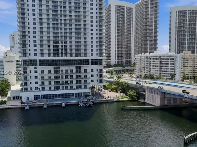 2-bedroom condo for sale in Hollywood - 4010 S Ocean Dr T3909 - MondialRealty