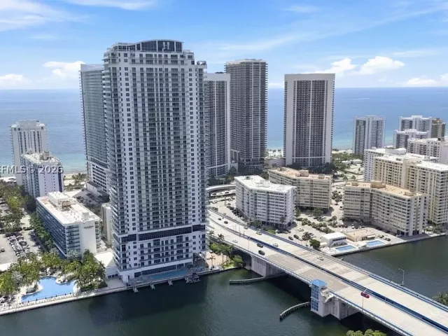 2-bedroom condo for sale in Hollywood - 4010 S Ocean Dr T3909 - MondialRealty