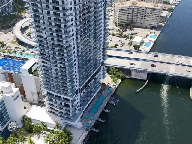 2-bedroom condo for sale in Hollywood - 4010 S Ocean Dr T3909 - MondialRealty