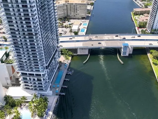 2-bedroom condo for sale in Hollywood - 4010 S Ocean Dr T3909 - MondialRealty