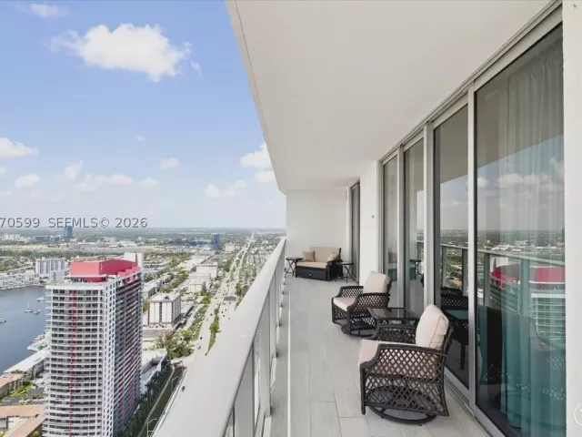 2-bedroom condo for sale in Hollywood - 4010 S Ocean Dr T3909 - MondialRealty