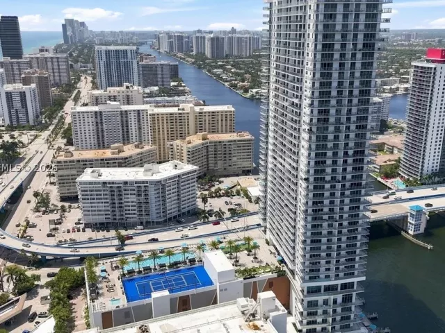 2-bedroom condo for sale in Hollywood - 4010 S Ocean Dr T3909 - MondialRealty