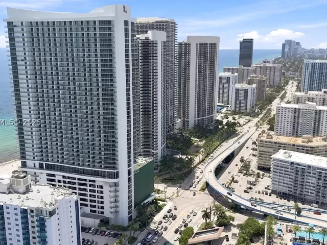 2-bedroom condo for sale in Hollywood - 4010 S Ocean Dr T3909 - MondialRealty