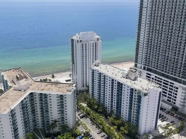 2-bedroom condo for sale in Hollywood - 4010 S Ocean Dr T3909 - MondialRealty