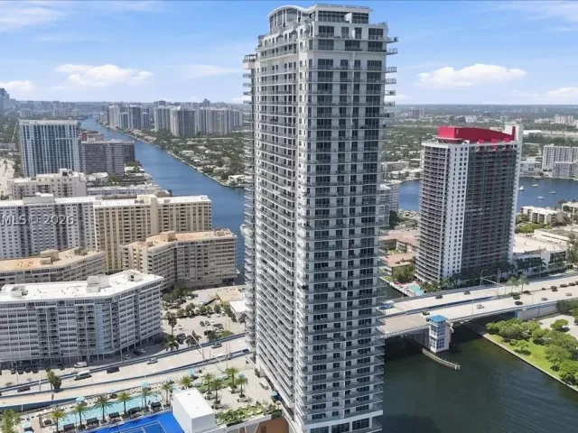 2-bedroom condo for sale in Hollywood - 4010 S Ocean Dr T3909 - MondialRealty