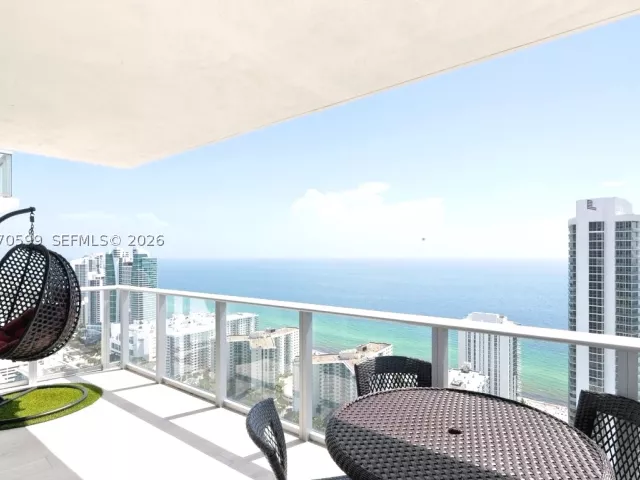 2-bedroom condo for sale in Hollywood - 4010 S Ocean Dr T3909 - MondialRealty