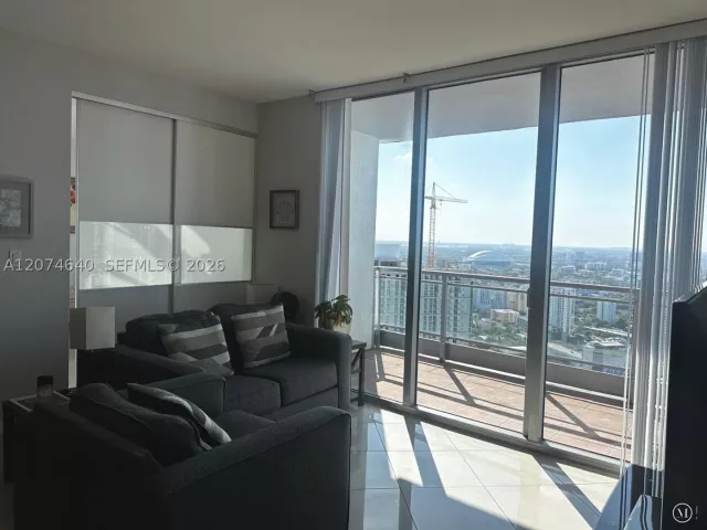 2-bedroom condo for rent in Miami - 90 SW 3rd St 4406 - MondialRealty
