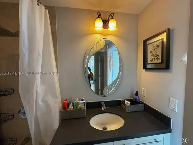 2-bedroom condo for rent in Miami - 90 SW 3rd St 4406 - MondialRealty