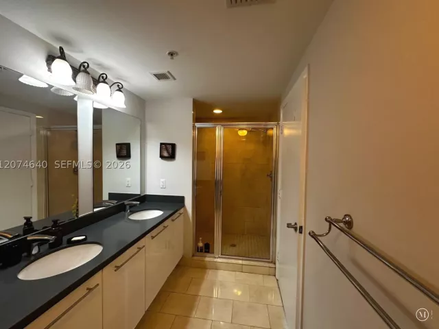 2-bedroom condo for rent in Miami - 90 SW 3rd St 4406 - MondialRealty