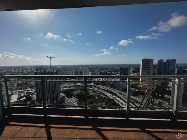 2-bedroom condo for rent in Miami - 90 SW 3rd St 4406 - MondialRealty