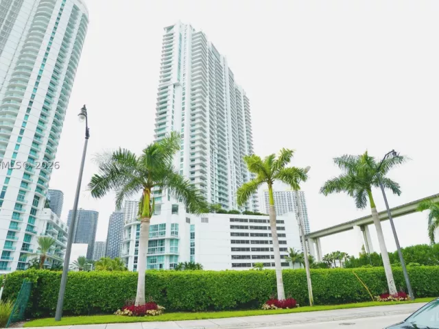 2-bedroom condo for rent in Miami - 90 SW 3rd St 4406 - MondialRealty