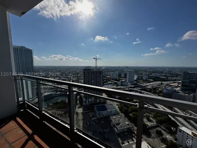 2-bedroom condo for rent in Miami - 90 SW 3rd St 4406 - MondialRealty