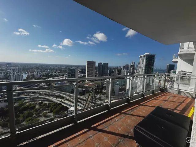2-bedroom condo for rent in Miami - 90 SW 3rd St 4406 - MondialRealty