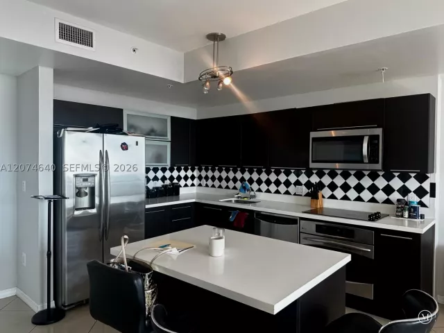 2-bedroom condo for rent in Miami - 90 SW 3rd St 4406 - MondialRealty