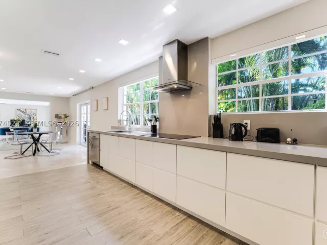 5-bedroom home for sale in Miami Beach - 140 N Hibiscus Dr - MondialRealty