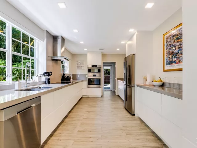 5-bedroom home for sale in Miami Beach - 140 N Hibiscus Dr - MondialRealty