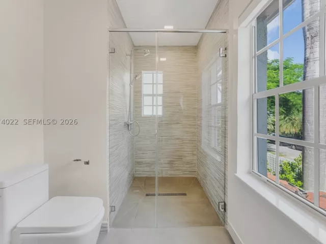 5-bedroom home for sale in Miami Beach - 140 N Hibiscus Dr - MondialRealty