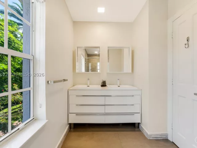 5-bedroom home for sale in Miami Beach - 140 N Hibiscus Dr - MondialRealty