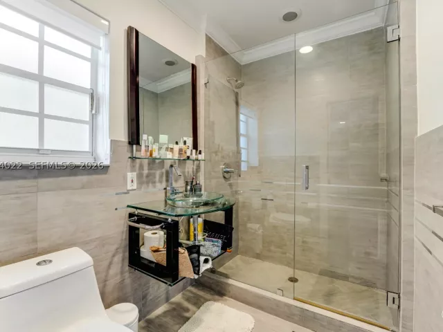5-bedroom home for sale in Miami Beach - 140 N Hibiscus Dr - MondialRealty