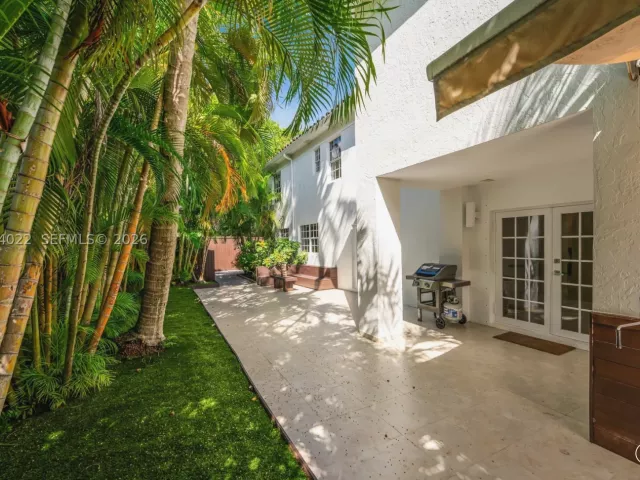 5-bedroom home for sale in Miami Beach - 140 N Hibiscus Dr - MondialRealty
