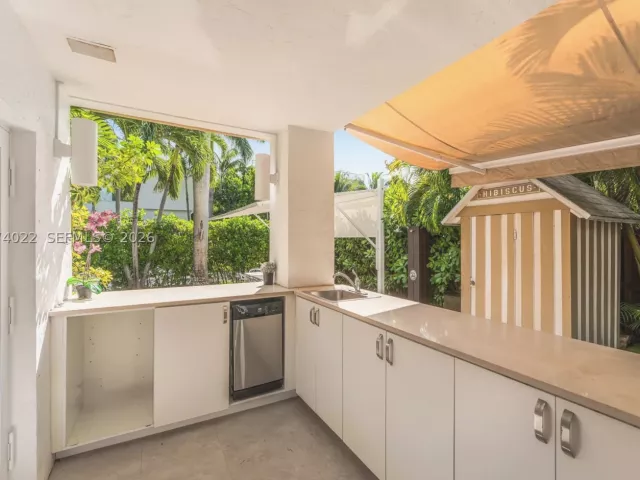 5-bedroom home for sale in Miami Beach - 140 N Hibiscus Dr - MondialRealty
