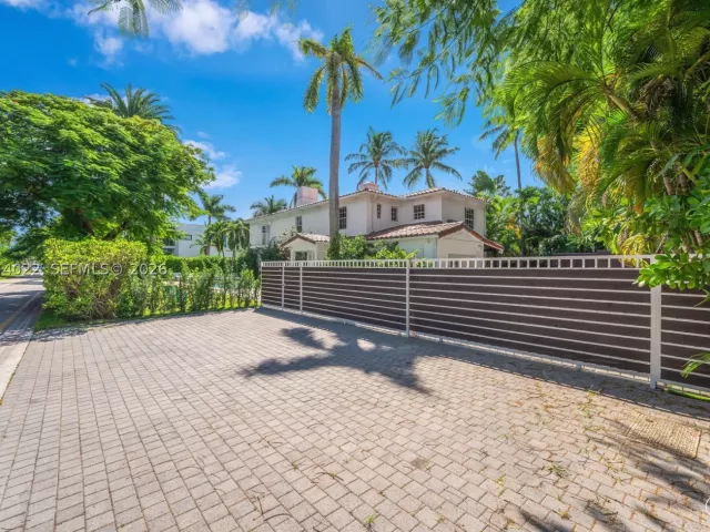 5-bedroom home for sale in Miami Beach - 140 N Hibiscus Dr - MondialRealty