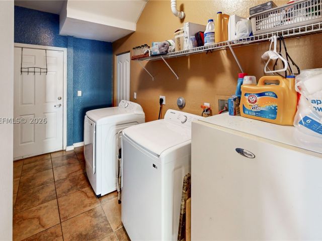 5-bedroom home for sale in Homestead - 2215 Portofino Ave - MondialRealty