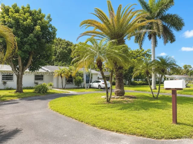 3-bedroom home for rent in Fort Lauderdale - 1720 SW 4th St 1720 - MondialRealty