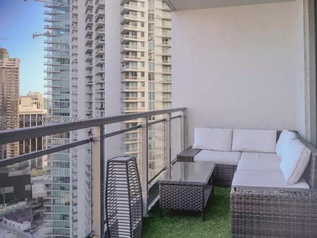 2-bedroom condo for rent in Miami - 90 SW 3RD STREET 3703-1 - MondialRealty