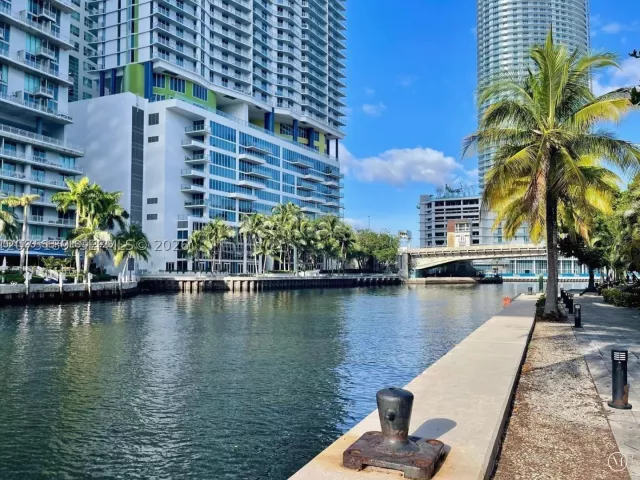 2-bedroom condo for rent in Miami - 90 SW 3RD STREET 3703-1 - MondialRealty