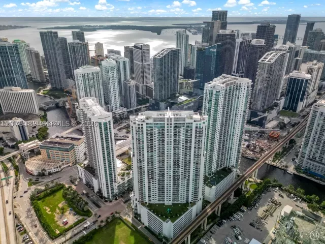 2-bedroom condo for rent in Miami - 90 SW 3RD STREET 3703-1 - MondialRealty