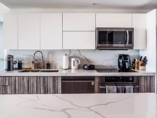2-bedroom condo for rent in Miami - 90 SW 3RD STREET 3703-1 - MondialRealty