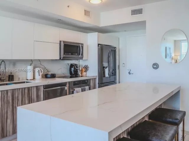 2-bedroom condo for rent in Miami - 90 SW 3RD STREET 3703-1 - MondialRealty