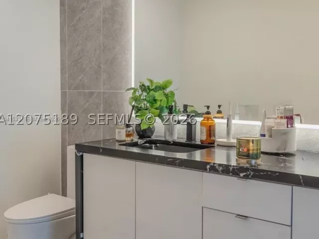 2-bedroom condo for rent in Miami - 90 SW 3RD STREET 3703-1 - MondialRealty