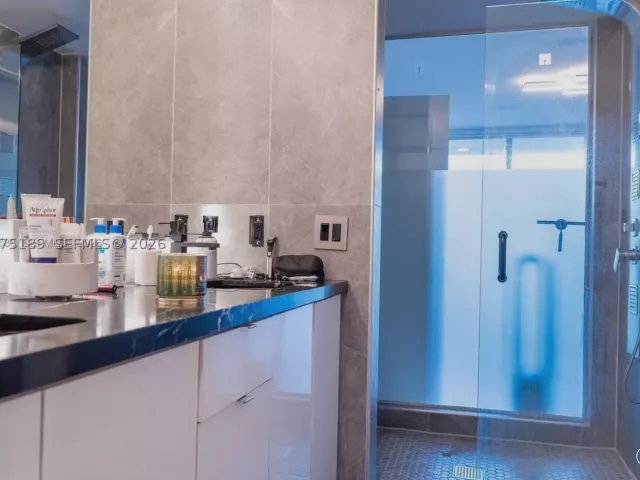 2-bedroom condo for rent in Miami - 90 SW 3RD STREET 3703-1 - MondialRealty