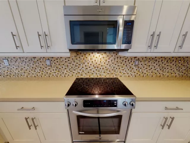 3-bedroom home for rent in Doral - 10428 NW 61st St - MondialRealty
