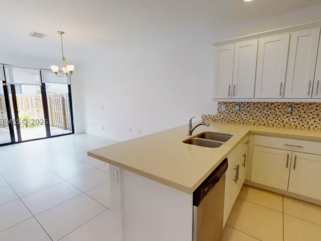 3-bedroom home for rent in Doral - 10428 NW 61st St - MondialRealty