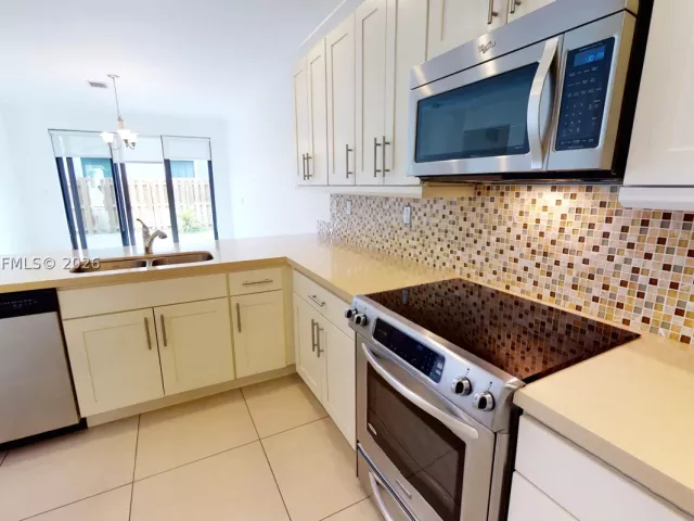 3-bedroom home for rent in Doral - 10428 NW 61st St - MondialRealty
