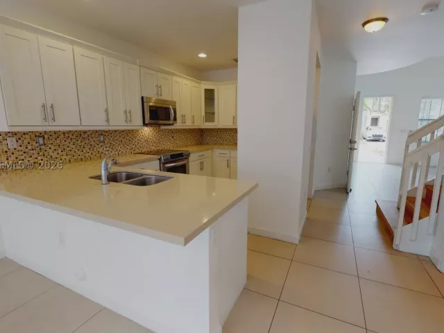 3-bedroom home for rent in Doral - 10428 NW 61st St - MondialRealty
