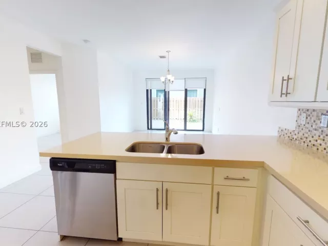 3-bedroom home for rent in Doral - 10428 NW 61st St - MondialRealty