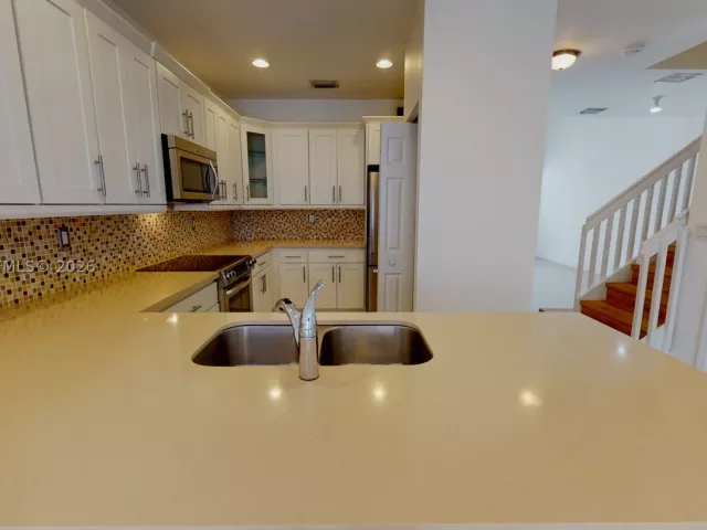 3-bedroom home for rent in Doral - 10428 NW 61st St - MondialRealty