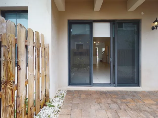 3-bedroom home for rent in Doral - 10428 NW 61st St - MondialRealty