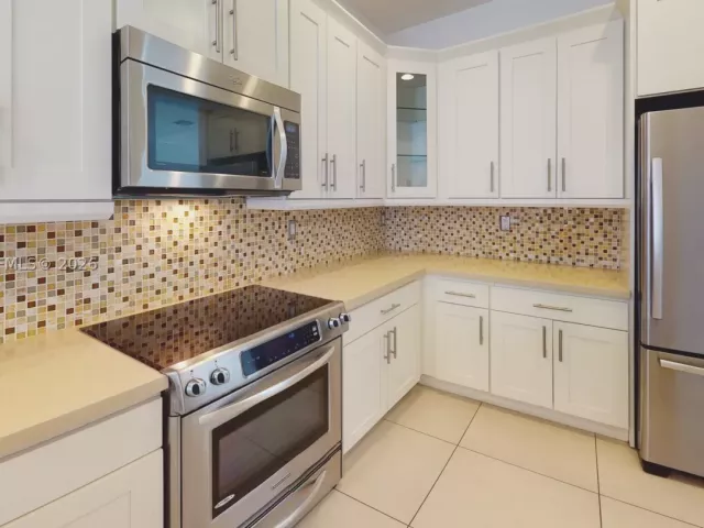 3-bedroom home for rent in Doral - 10428 NW 61st St - MondialRealty