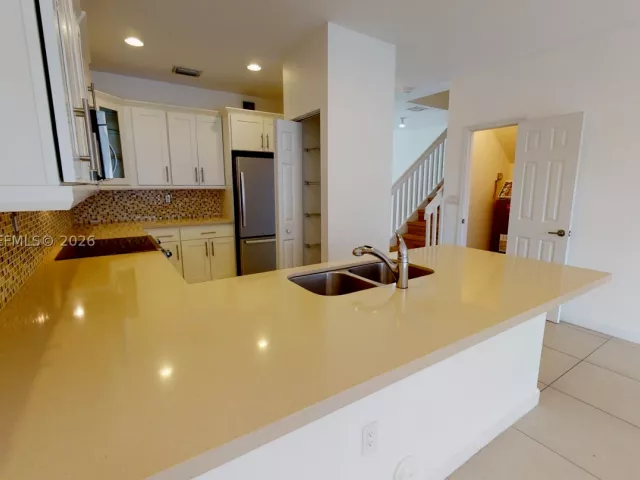 3-bedroom home for rent in Doral - 10428 NW 61st St - MondialRealty