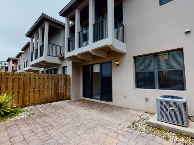 3-bedroom home for rent in Doral - 10428 NW 61st St - MondialRealty