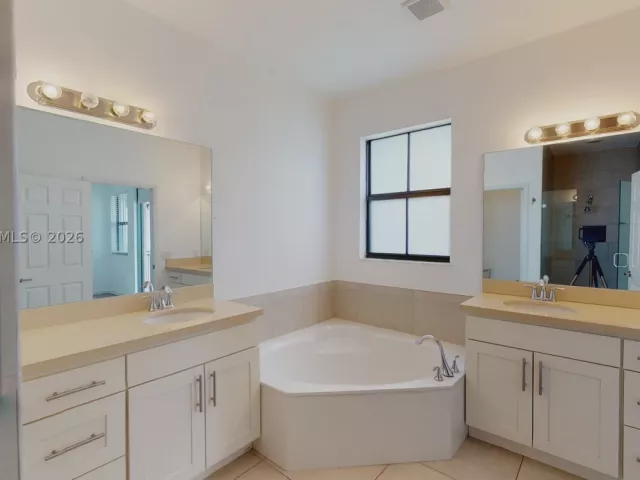 3-bedroom home for rent in Doral - 10428 NW 61st St - MondialRealty