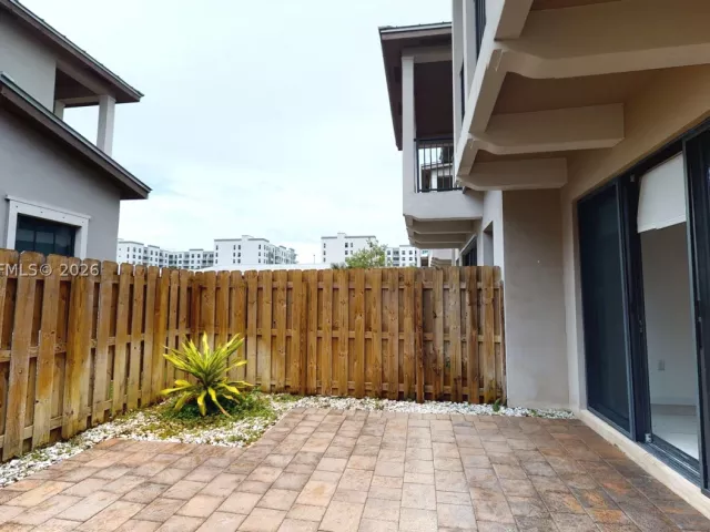 3-bedroom home for rent in Doral - 10428 NW 61st St - MondialRealty