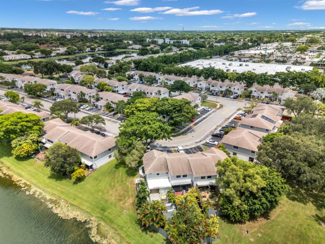 3-bedroom home for sale in Pembroke Pines - 176 NW 106th Terrace - MondialRealty
