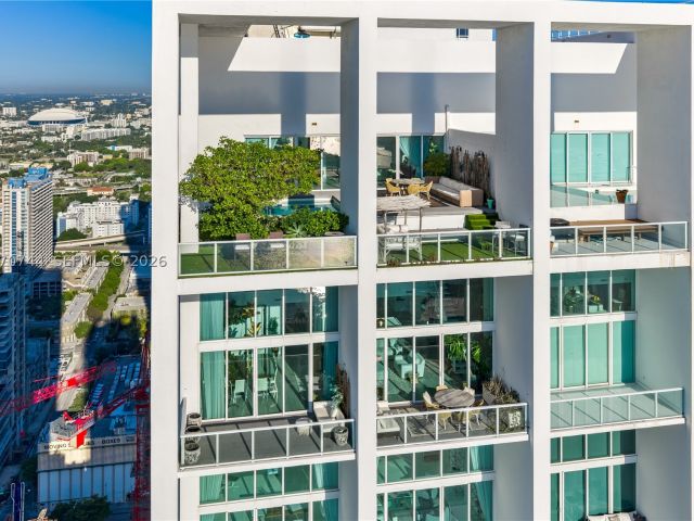 6-bedroom condo for sale in Miami - 1040 Biscayne Blvd 4602 - MondialRealty